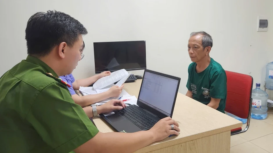 Bắt giữ 'thần y' dỏm Nguyễn Tiến Nam và 7 người lừa chữa bệnh bằng ion kiềm Bắt giữ 'thần y' dỏm Nguyễn Tiến Nam và 7 người lừa chữa bệnh bằng ion kiềm