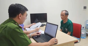 Bắt giữ 'thần y' dỏm Nguyễn Tiến Nam và 7 người lừa chữa bệnh bằng ion kiềm