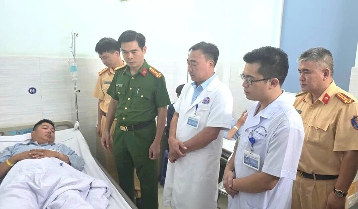 Bắt giữ thanh niên tông gãy chân Đại úy CSGT ở Hải Phòng Bắt giữ thanh niên tông gãy chân Đại úy CSGT ở Hải Phòng