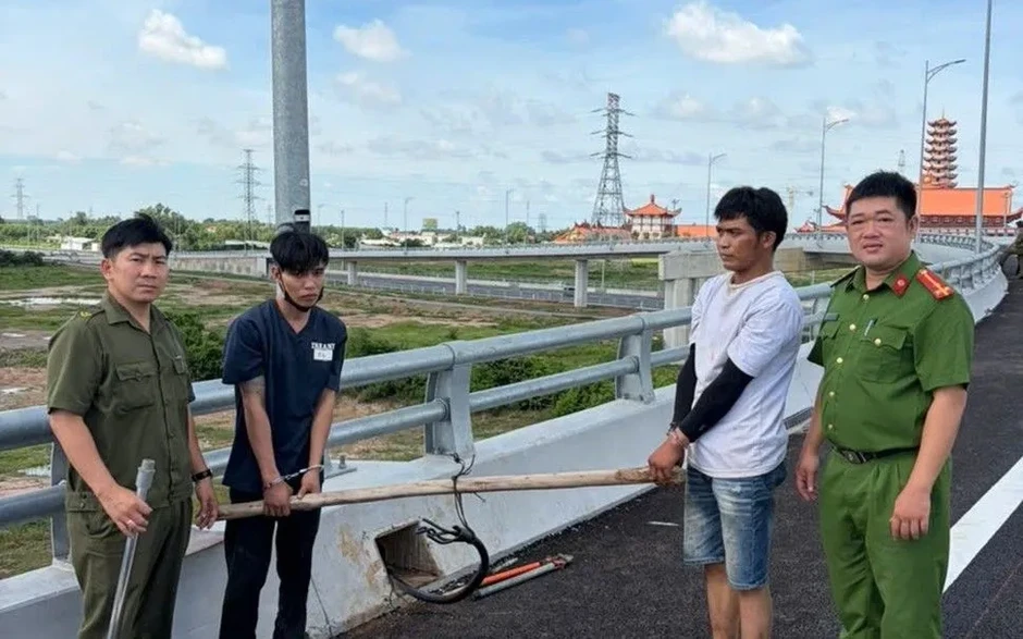 Bắt hai đối tượng trộm dây điện trên cao tốc Biên Hòa - Vũng Tàu Bắt hai đối tượng trộm dây điện trên cao tốc Biên Hòa - Vũng Tàu
