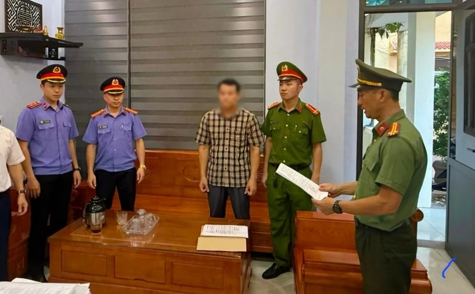 Bắt hiệu trưởng trường tiểu học ở Quảng Bình vì nghi án nhận hối lộ Bắt hiệu trưởng trường tiểu học ở Quảng Bình vì nghi án nhận hối lộ