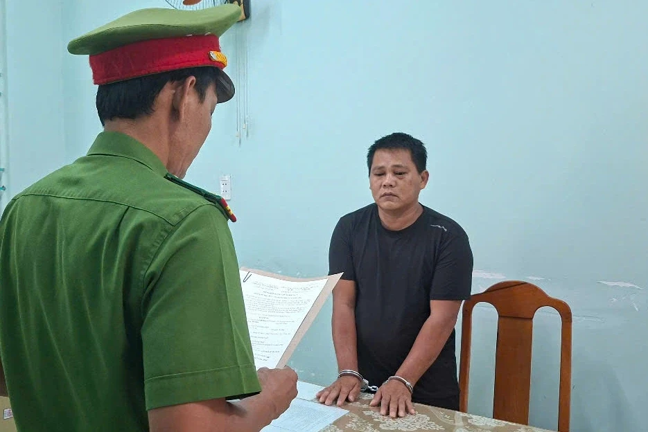 Bắt kẻ chém 2 người, đập phá xe cứu thương