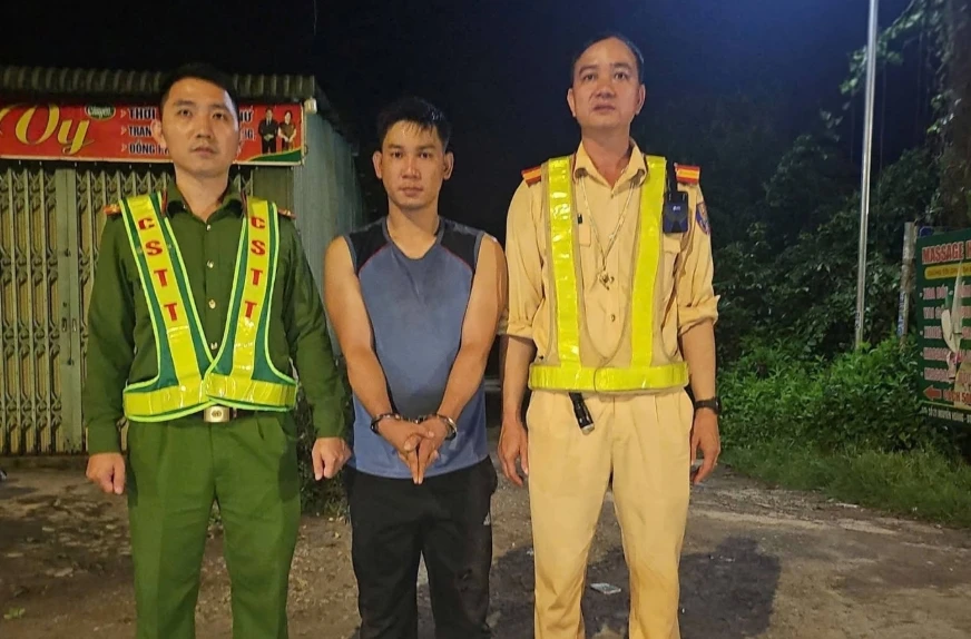 Bắt kẻ chở pháo hoa lậu liều lĩnh tông xe vào CSGT để bỏ chạy Bắt kẻ chở pháo hoa lậu liều lĩnh tông xe vào CSGT để bỏ chạy