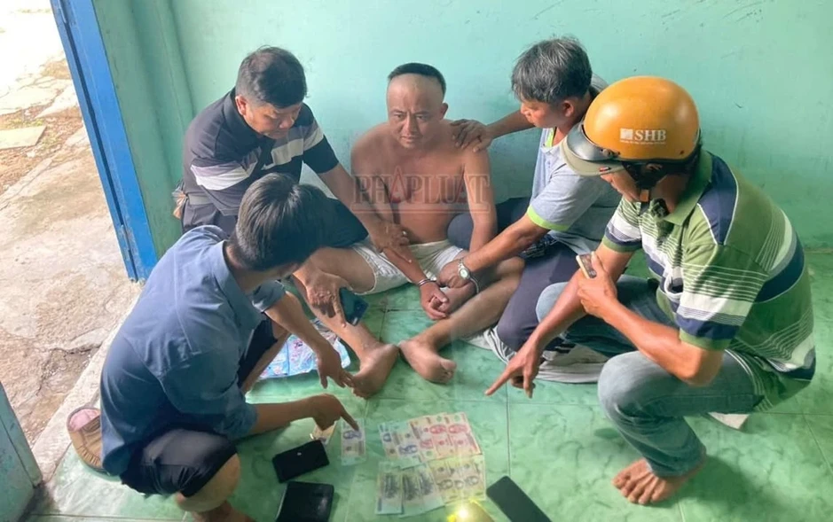 Bắt kẻ cướp tài sản của cụ ông 70 tuổi bán vé số khi đang lẩn trốn Bắt kẻ cướp tài sản của cụ ông 70 tuổi bán vé số khi đang lẩn trốn