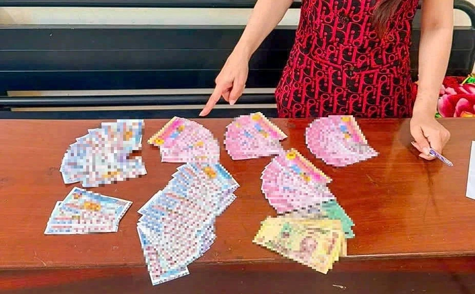 Bắt kẻ dàn cảnh cướp giật vé số, chiếm đoạt 352 tờ của người bán dạo Bắt kẻ dàn cảnh cướp giật vé số, chiếm đoạt 352 tờ của người bán dạo