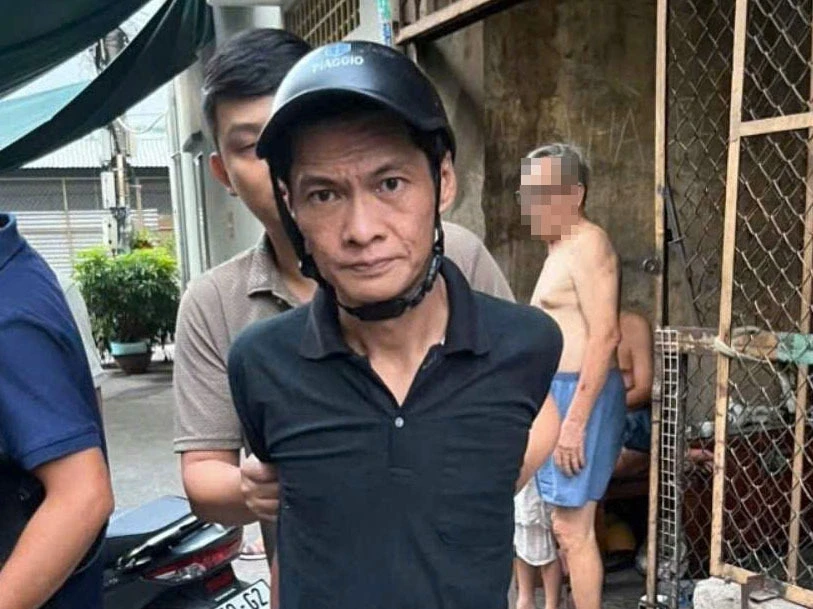 Bắt kẻ nghi dùng vật giống súng cướp tiền tại cửa hàng tiện lợi ở TPHCM Bắt kẻ nghi dùng vật giống súng cướp tiền tại cửa hàng tiện lợi ở TPHCM