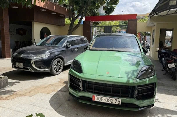 Bắt khẩn cấp 2 người lái xe Porsche và Mitsubishi đánh nhau giữa đường ở TPHCM Bắt khẩn cấp 2 người lái xe Porsche và Mitsubishi đánh nhau giữa đường ở TPHCM