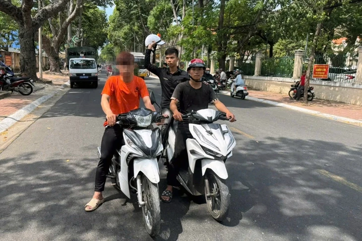 Bắt khẩn cấp 3 người vụ đang chạy xe bị đánh vào đầu ngã xuống đường Bắt khẩn cấp 3 người vụ đang chạy xe bị đánh vào đầu ngã xuống đường