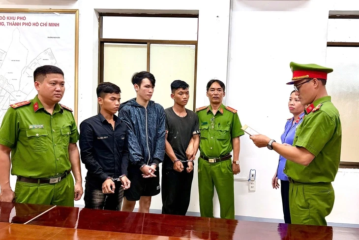 Bắt khẩn cấp 3 người vụ đang chạy xe bị đánh vào đầu ngã xuống đường Bắt khẩn cấp 3 người vụ đang chạy xe bị đánh vào đầu ngã xuống đường