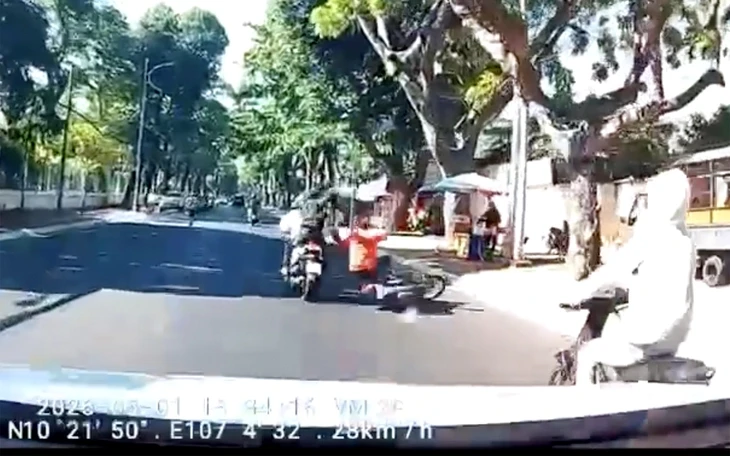 Bắt khẩn cấp 3 người vụ đang chạy xe bị đánh vào đầu ngã xuống đường Bắt khẩn cấp 3 người vụ đang chạy xe bị đánh vào đầu ngã xuống đường