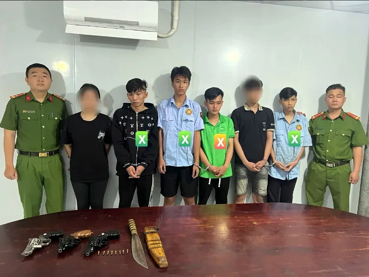 Bắt khẩn cấp 4 đối tượng dùng súng giải quyết mâu thuẫn ở TP Hồ Chí Minh Bắt khẩn cấp 4 đối tượng dùng súng giải quyết mâu thuẫn ở TP Hồ Chí Minh
