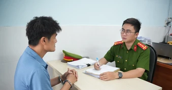 Bắt khẩn cấp 4 đối tượng mang hung khí đến nhà dân đe dọa