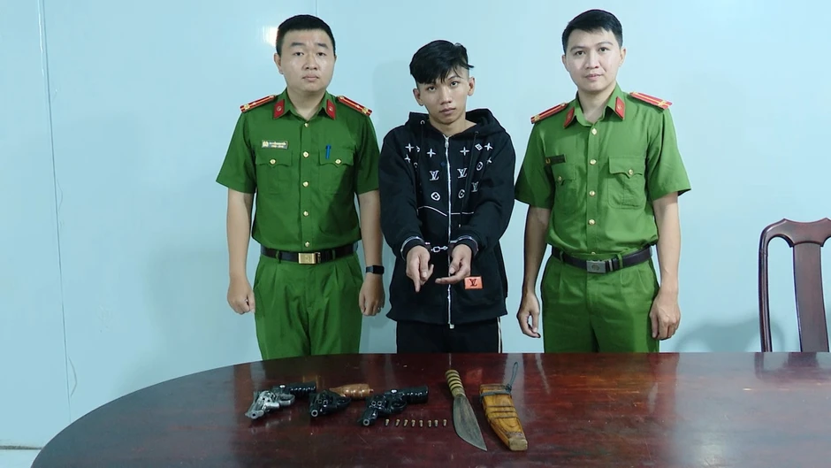 Bắt khẩn cấp 4 đối tượng sử dụng súng, dao tự chế giải quyết mâu thuẫn Bắt khẩn cấp 4 đối tượng sử dụng súng, dao tự chế giải quyết mâu thuẫn