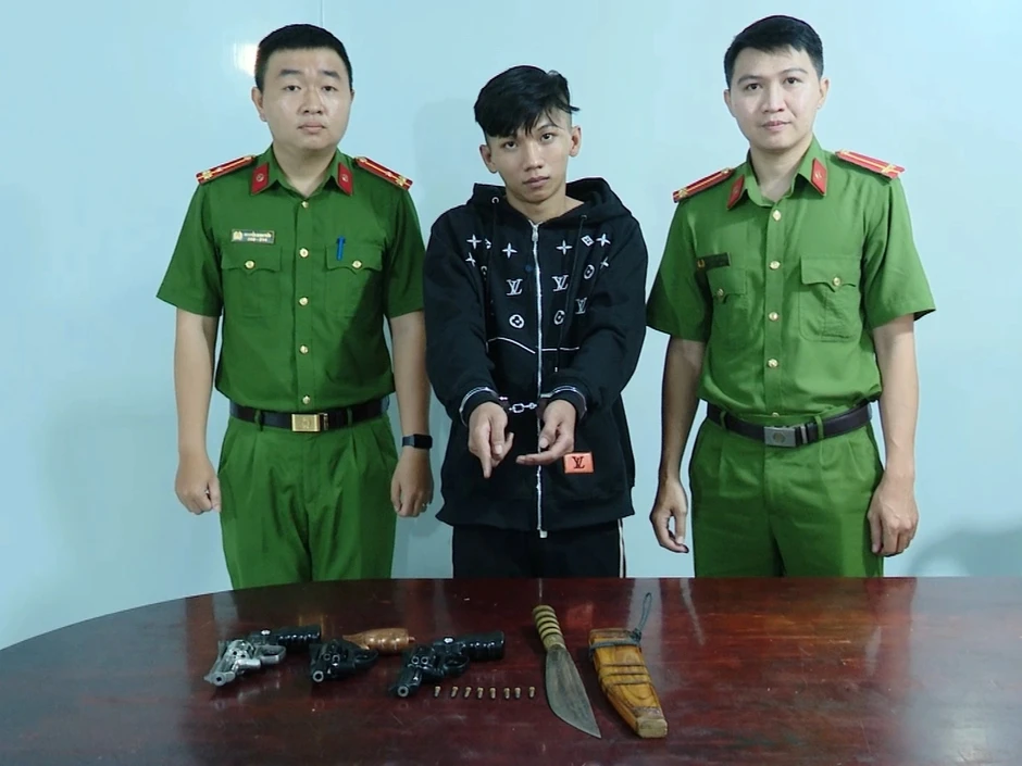 Bắt khẩn cấp 4 người trong vụ nổ súng giải quyết mâu thuẫn ở TPHCM Bắt khẩn cấp 4 người trong vụ nổ súng giải quyết mâu thuẫn ở TPHCM