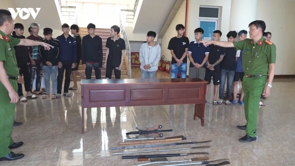 Bắt khẩn cấp 9 đối tượng tham gia hỗn chiến khiến 2 người nhập viện Bắt khẩn cấp 9 đối tượng tham gia hỗn chiến khiến 2 người nhập viện
