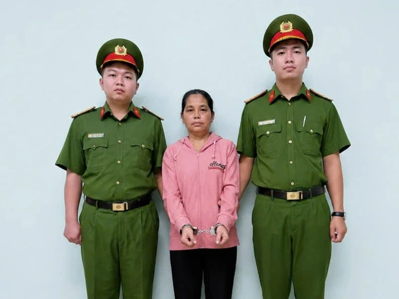 Bắt khẩn cấp bảo mẫu bắn dây thun, đánh 2 trẻ mầm non ở TPHCM