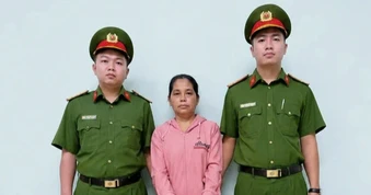 Bắt khẩn cấp bảo mẫu bắn dây thun, đánh 2 trẻ mầm non ở TPHCM
