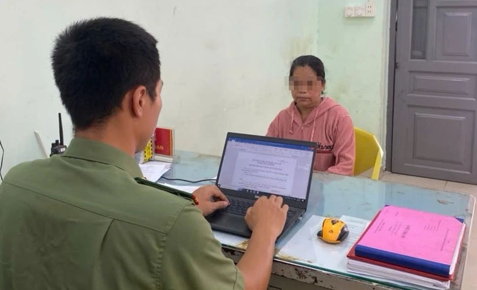 Bắt khẩn cấp bảo mẫu trong vụ hai trẻ nhỏ bị bạo hành tại TP.HCM Bắt khẩn cấp bảo mẫu trong vụ hai trẻ nhỏ bị bạo hành tại TP.HCM