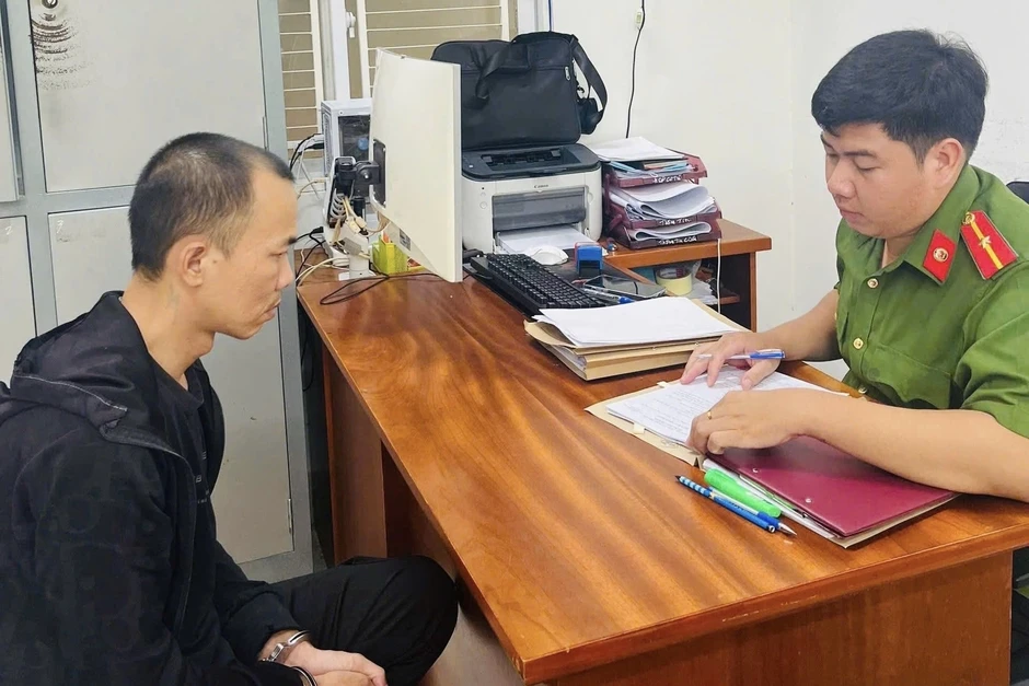 Bắt khẩn cấp gã giật túi tiền của cụ bà bán vé số ở TPHCM Bắt khẩn cấp gã giật túi tiền của cụ bà bán vé số ở TPHCM