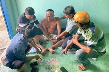 Bắt khẩn cấp kẻ đánh ông lão bán vé số ở Tây Ninh Bắt khẩn cấp kẻ đánh ông lão bán vé số ở Tây Ninh