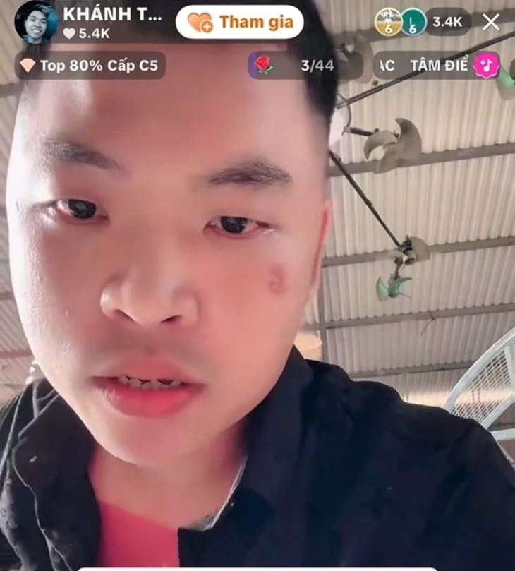 Bắt khẩn cấp Khánh Sky sau vụ đến nhà TikToker Vua Quạt livestream chửi bới Bắt khẩn cấp Khánh Sky sau vụ đến nhà TikToker Vua Quạt livestream chửi bới