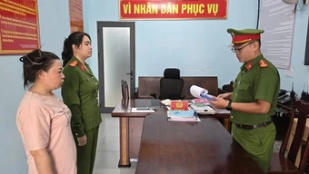 Bắt khẩn cấp người phụ nữ đánh 2 nhân viên gác chắn đường sắt