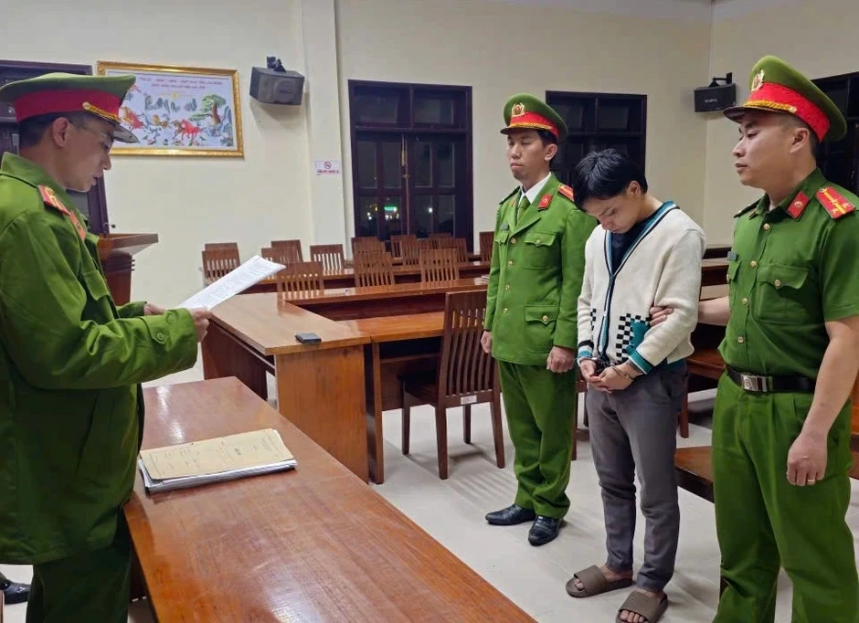 Bắt khẩn cấp tài xế lái ô tô tông 7 người tại bến xe ở Đà Lạt Bắt khẩn cấp tài xế lái ô tô tông 7 người tại bến xe ở Đà Lạt