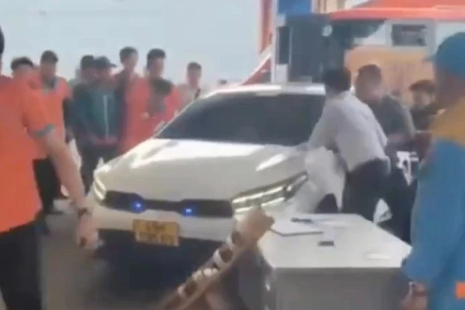 Bắt khẩn cấp tài xế lái ô tô tông người ở Đà Lạt Bắt khẩn cấp tài xế lái ô tô tông người ở Đà Lạt