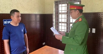 Bắt khẩn cấp tài xế trốn kiểm tra nồng độ cồn, tông xe của CSGT