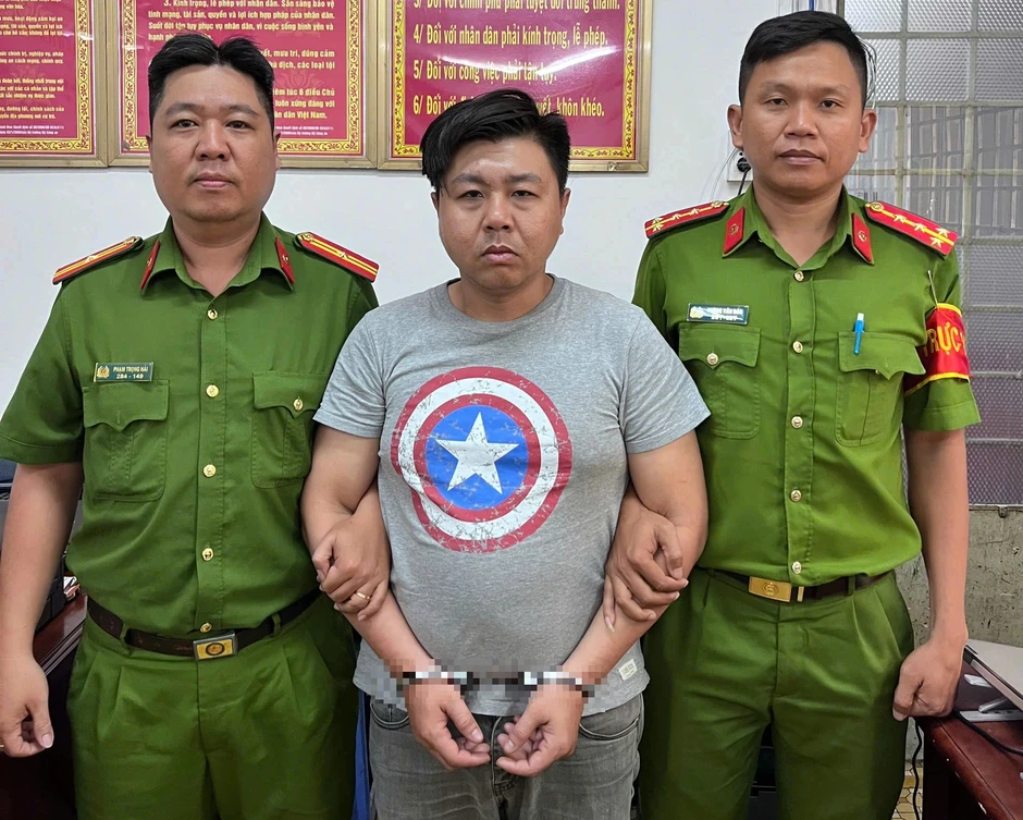 Bắt khẩn cấp tài xế xe ôm đập phá hành lý khách vì 'hỏi mà không đi' Bắt khẩn cấp tài xế xe ôm đập phá hành lý khách vì 'hỏi mà không đi'
