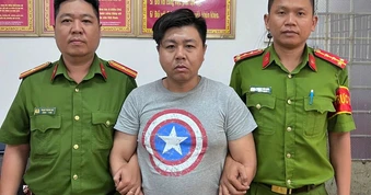 Bắt khẩn cấp tài xế xe ôm đập phá hành lý khách vì 'hỏi mà không đi'