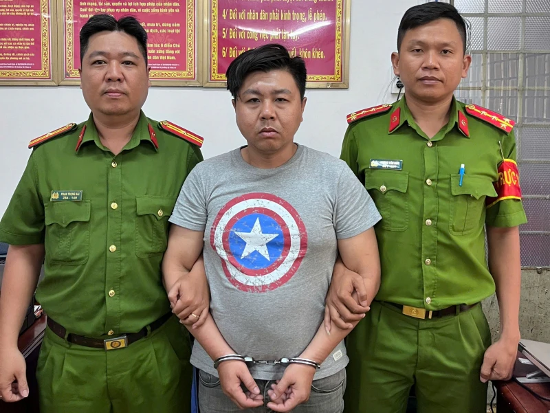 Bắt khẩn cấp tài xế xe ôm gây rối trước cổng sân bay Tân Sơn Nhất Bắt khẩn cấp tài xế xe ôm gây rối trước cổng sân bay Tân Sơn Nhất