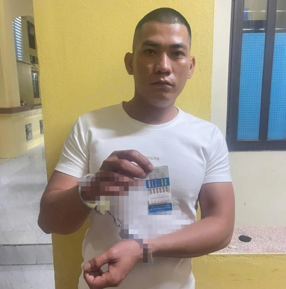Bắt nam thanh niên khống chế, cướp tiền, vàng người phụ nữ đi xe máy Bắt nam thanh niên khống chế, cướp tiền, vàng người phụ nữ đi xe máy