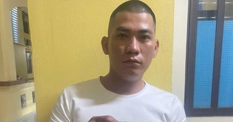 Bắt nam thanh niên khống chế, cướp tiền, vàng người phụ nữ đi xe máy