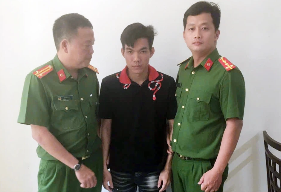 Bắt nghi phạm chém đứt lìa cổ tay đối thủ rồi bỏ trốn ở Cần Thơ Bắt nghi phạm chém đứt lìa cổ tay đối thủ rồi bỏ trốn ở Cần Thơ