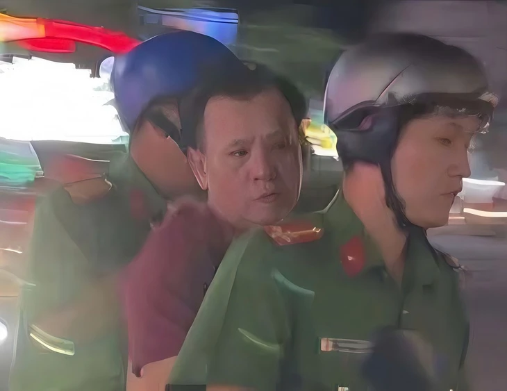 Bắt nghi phạm giết người tình rồi nhảy cầu, xong... bơi vào bờ bỏ trốn Bắt nghi phạm giết người tình rồi nhảy cầu, xong... bơi vào bờ bỏ trốn