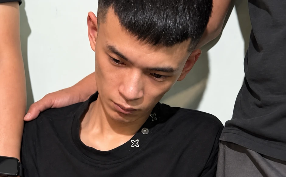 Bất ngờ với chiếc túi xách màu đen giấu trong ngôi nhà ở phường Đồng Hới Bất ngờ với chiếc túi xách màu đen giấu trong ngôi nhà ở phường Đồng Hới