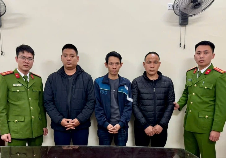 Bắt người bị giữ trong trường hợp khẩn cấp đối với nhóm người đánh lái xe tải chảy máu mũi Bắt người bị giữ trong trường hợp khẩn cấp đối với nhóm người đánh lái xe tải chảy máu mũi