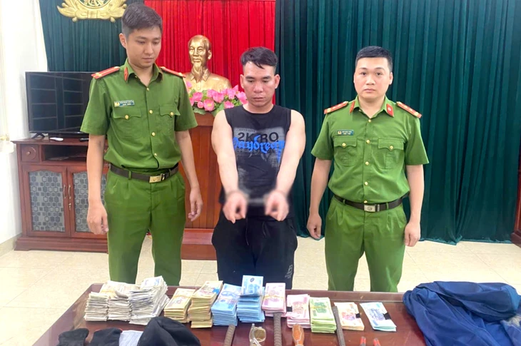 Bắt người đàn ông trộm tiền công đức tại Ninh Bình Bắt người đàn ông trộm tiền công đức tại Ninh Bình
