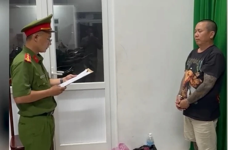 Bắt người nhận 500 triệu đồng lừa "chạy án" cá độ bóng đá