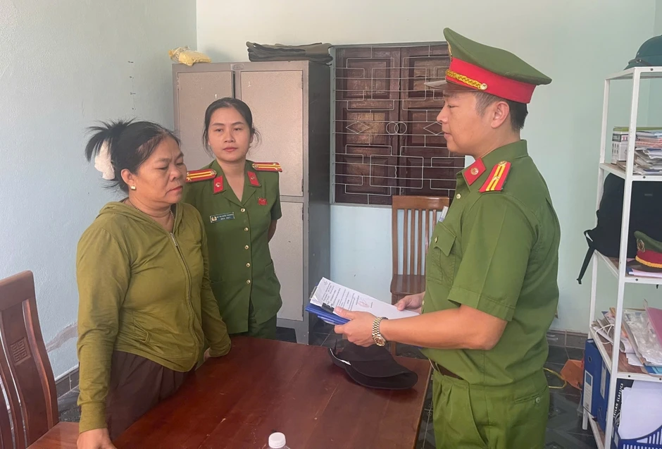 Bắt người phụ nữ hành nghề bói toán để điều tra hành vi lừa đảo chiếm đoạt tài sản Bắt người phụ nữ hành nghề bói toán để điều tra hành vi lừa đảo chiếm đoạt tài sản