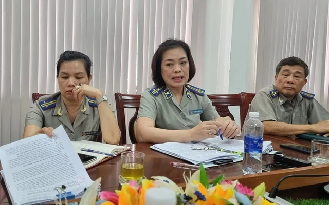 Bắt nguyên Chi cục trưởng Thi hành án dân sự TP Đồng Hới Nguyễn Thị Phương Lan Bắt nguyên Chi cục trưởng Thi hành án dân sự TP Đồng Hới Nguyễn Thị Phương Lan