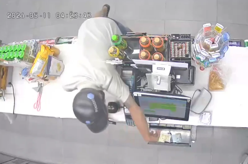 Bắt nhanh đối tượng vào cửa hàng tiện lợi cướp tiền