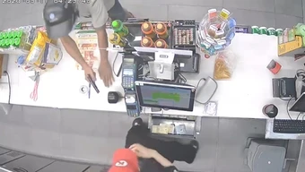 Bắt nhanh đối tượng vào cửa hàng tiện lợi cướp tiền