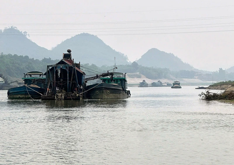 Bắt nhiều tàu cát tặc đang khai thác trên sông Lô Bắt nhiều tàu cát tặc đang khai thác trên sông Lô