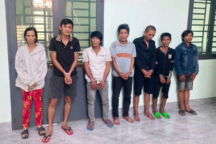 Bắt nhóm 7 người “bay lắc” trong vườn tràm, lộ thêm vụ trộm táo tợn