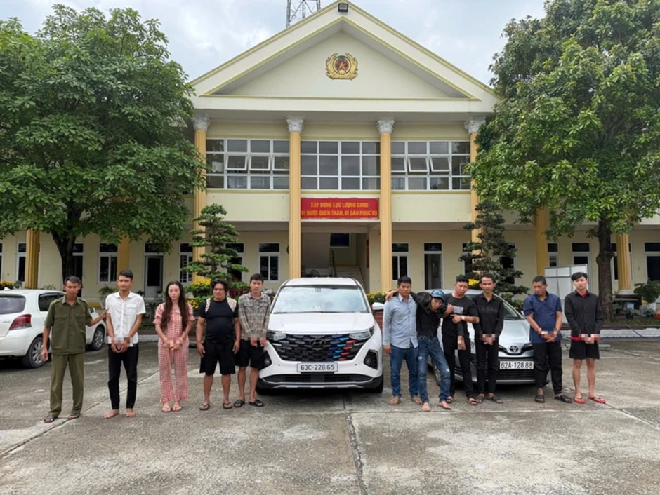 Bắt nhóm chặn đường phụ nữ đưa về nhà nghỉ đánh đập, ép chuyển tiền, tính bán qua Campuchia Bắt nhóm chặn đường phụ nữ đưa về nhà nghỉ đánh đập, ép chuyển tiền, tính bán qua Campuchia
