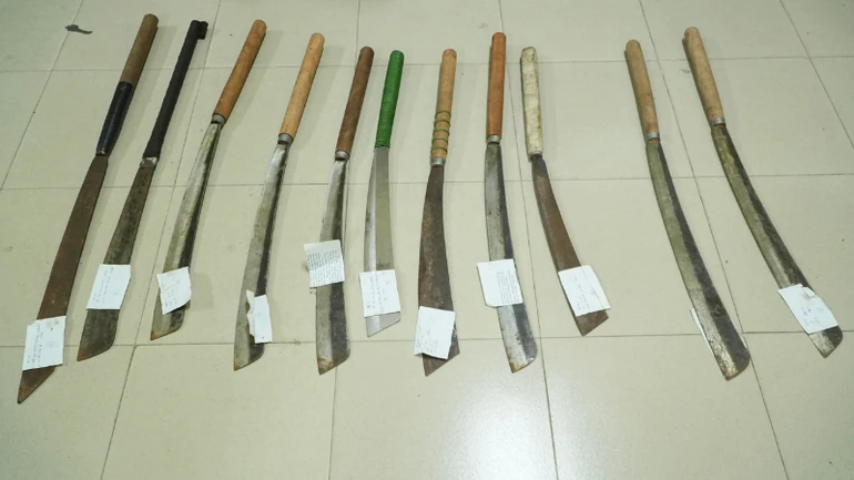 Bắt nhóm đối tượng dùng dao tự chế gây rối trật tự công cộng Bắt nhóm đối tượng dùng dao tự chế gây rối trật tự công cộng