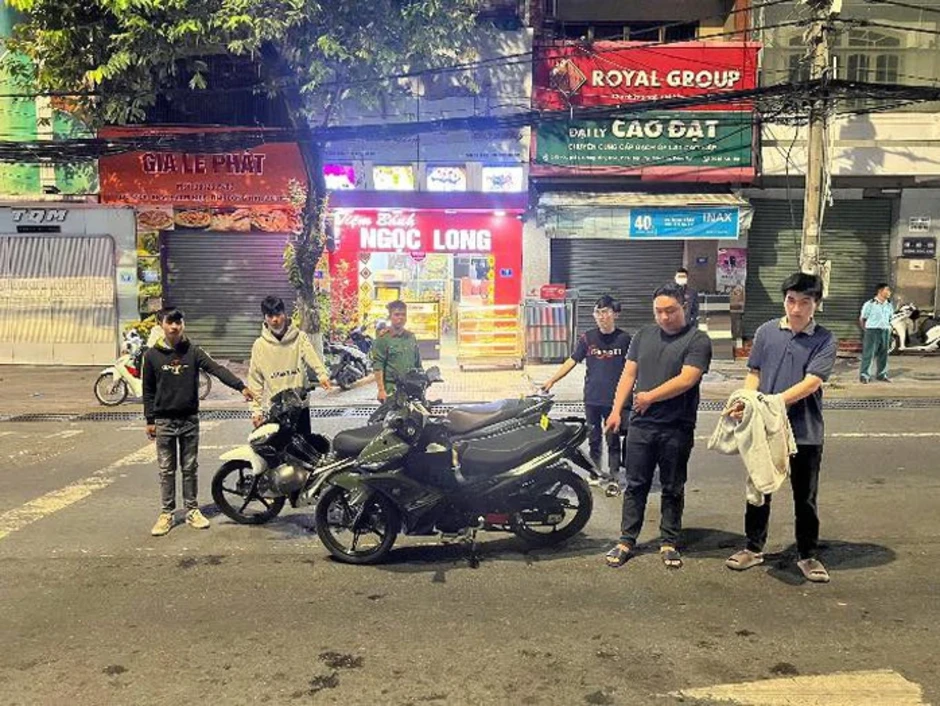 Bắt nhóm đối tượng giả danh công an để kiểm tra người đi đường trong đêm