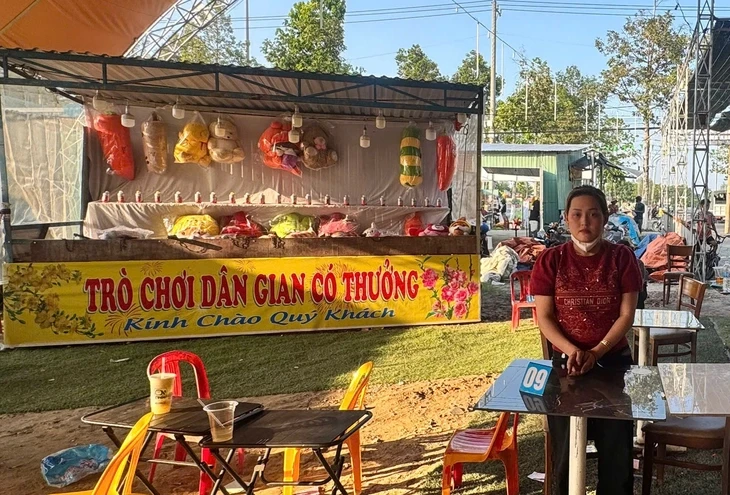 Bắt nhóm tổ chức 'bốc thăm trúng thưởng' trong hội chợ ở Tây Ninh để lừa đảo Bắt nhóm tổ chức 'bốc thăm trúng thưởng' trong hội chợ ở Tây Ninh để lừa đảo
